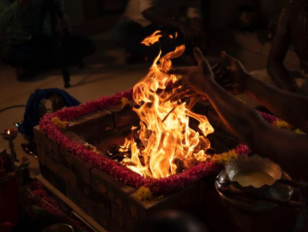 Saat Pheras around the Holy Fire